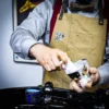 Delantal Barbero Apron Beige - HEY JOE - Imagen 4